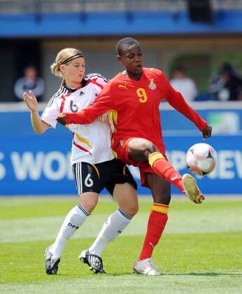 Florence Dadson (Ghana U17, re.) gegen Marie Louise Bagehorn (Deutschland U17) - Fußball WM Damen U17 WM 2008, U 17 Nationalteam, Nationaltrikot, Jugend, Nachwuchs, Junioren, Frauen, Frauenfußball Gruppe Länderspiel Christchurch Dynamik,