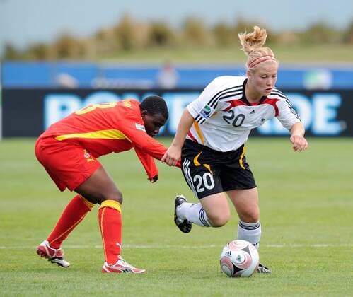 Leonie Maier (Deutschland U17, re.) gegen Edem Atovor (Ghana U17) - Fußball WM Damen U17 WM 2008, U 17 Nationalteam, Nationaltrikot, Jugend, Nachwuchs, Junioren, Frauen, Frauenfußball Gruppe Länderspiel Christchurch Dynamik,