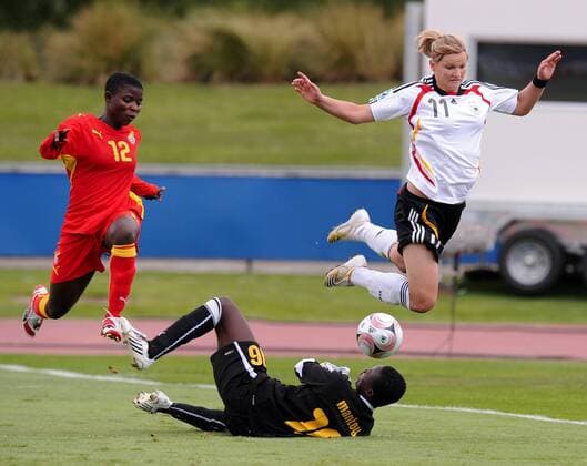 Alexandra Popp (Deutschland U17, re.) gegen Torfrau Patricia Mantey (Mitte) und Mantenn Kobblah (beide Ghana U17) - Fußball WM Damen U17 WM 2008, U 17 Nationalteam, Nationaltrikot, Jugend, Nachwuchs, Junioren, Frauen, Frauenfußball Gruppe Länderspiel Christchurch Dynamik,