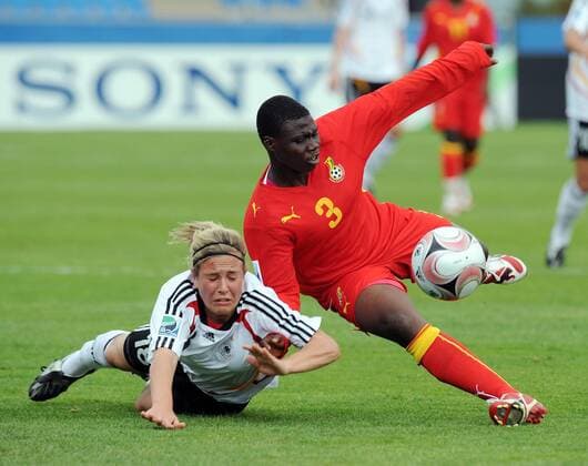 Svenja Huth (Deutschland U17, li.) gegen Edem Atovor (Ghana U17) - Fußball WM Damen U17 WM 2008, U 17 Nationalteam, Nationaltrikot, Jugend, Nachwuchs, Junioren, Frauen, Frauenfußball Gruppe Länderspiel Christchurch Dynamik,
