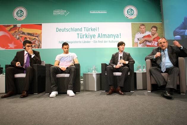 Podiumsdiskussion im Rahmen der Frankfurter Buchmesse 2008 unter dem Motto - Deutschland Türkei, Fußballbegeisterte Länder, v.li.: Ümit Ösat (Türkei 1. FC Köln), Ömer Toprak (SC Freiburg), Bundestrainer Joachim Löw und DFB Pressesprecher Harald Stenger Fußball Herren Frankfurter Buchmesse 2008, Messe, Ausstellung, Pressetermin, Podiumsdiskussion Gruppe Frankfurt M.