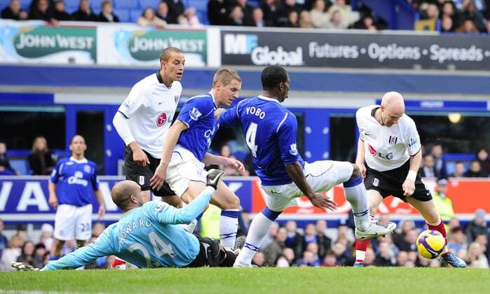 Andrew Johnson (re.) und Bobby Zamora (li., beide Fulham) gegen Joseph Yobo (2.v.re.), Phil Jagielka und Torwart Tim Howard (alle Everton) - EDITORIAL USE ONLY. No use with unauthorised audio, video, data, fixture lists, club league logos or live services. Online in-match use limited to 120 images, no video emulation. No use in betting, games or single club league player publications. Fußball Herren English Premier League 2008 2009, 1. Englische Liga, Everton FC - Fulham FC 1:0 Gruppe Liverpool Dynamik,