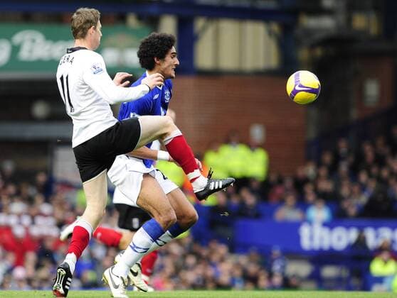 Marouane Fellini (Everton, re.) gegen Zoltan Gera (Fulham) - EDITORIAL USE ONLY. No use with unauthorised audio, video, data, fixture lists, club league logos or live services. Online in-match use limited to 120 images, no video emulation. No use in betting, games or single club league player publications. Fußball Herren English Premier League 2008 2009, 1. Englische Liga, Everton FC - Fulham FC 1:0 Gruppe Liverpool Dynamik,