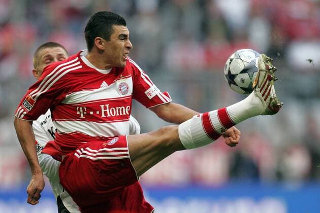 Lucio (Bayern, vorn) energisch gegen Artur Wichniarek (Bielefeld) - FuÃŸball 1. BL Herren Saison 2008 2009, FC Bayern MÃ¼nchen - Arminia Bielefeld 3:1 Gruppe MÃ¼nchen Dynamik,
