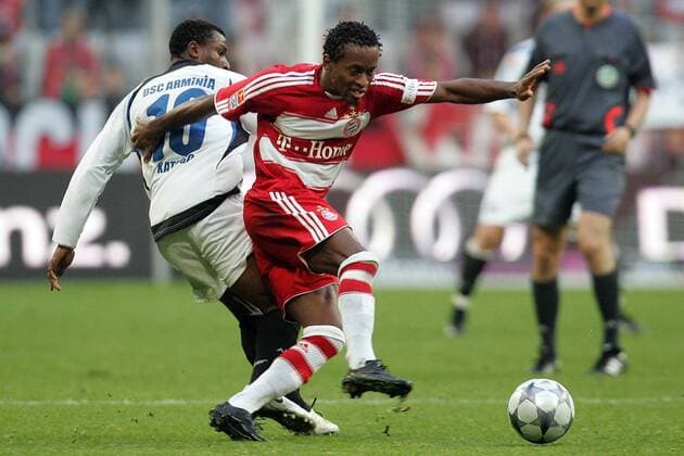 Ze Roberto (Bayern, re.) gegen Chris Katongo (Bielefeld) - FuÃŸball 1. BL Herren Saison 2008 2009, FC Bayern MÃ¼nchen - Arminia Bielefeld 3:1 Gruppe MÃ¼nchen Dynamik,
