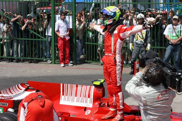Felipe Massa (Brasilien Ferrari) bejubelt die Pole Position beim Grand Prix von Brasilien 2008 Motorsport Grand Prix Herren Großer Preis von Brasilien 2008, Formel 1 Weltmeisterschaft, F1, F, GP, WM, Qualifying Gruppe Interlagos Sao Paulo Freude,