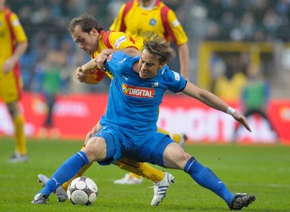 Matthias Jaissle (Hoffenheim, vorn) gegen Alexander Iashvili (Karlsruhe) Fußball 1. BL Herren Saison 2008 2009, TSG 1899 Hoffenheim - Karlsruher SC 4:1, KSC Gruppe Mannheim Dynamik,