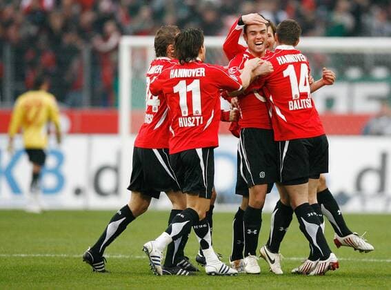 Torjubel Hannover - Torschütze Bastian Schulz lässt sich feiern Fußball 1. BL Herren Saison 2008 2009, Hannover 96 Gruppe Hannover Freude,