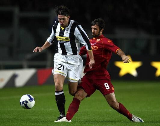 Zdenek Grygera (Juventus Turin, li.) gegen Mirko Vucinic (AS Rom) -  Fußball Herren Serie A 2008 2009, 1. Italienische Liga, Juventus Turin - AS Roma, Juve Gruppe Turin Dynamik,