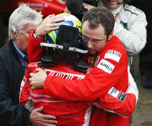 Felipe Massa (Brasilien, Mitte) und Teamchef Stefano Domenicali (Italien, re. beide Ferrari) freuen sich über seinen Sieg im GP von Brasilien 2008 Motorsport Grand Prix Herren Großer Preis von Brasilien 2008, Formel 1 Weltmeisterschaft, F1, F, GP, WM Gruppe Interlagos Sao Paulo Freude,