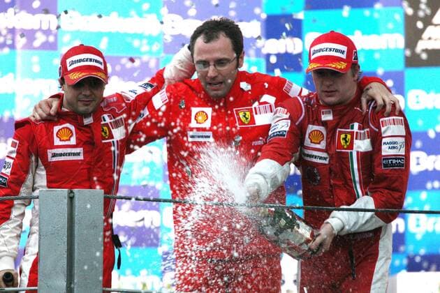 Jubel nach dem Sieg von Felipe Massa (Brasilien, li.) im GP von Brasilien 2008 mit Kimi Räikkönen (Finnland, re.) und Teamchef Stefano Domenicali (Italien alle Ferrari) Motorsport Grand Prix Herren Großer Preis von Brasilien 2008, Formel 1 Weltmeisterschaft, F1, F, GP, WM Gruppe Interlagos Sao Paulo Freude,