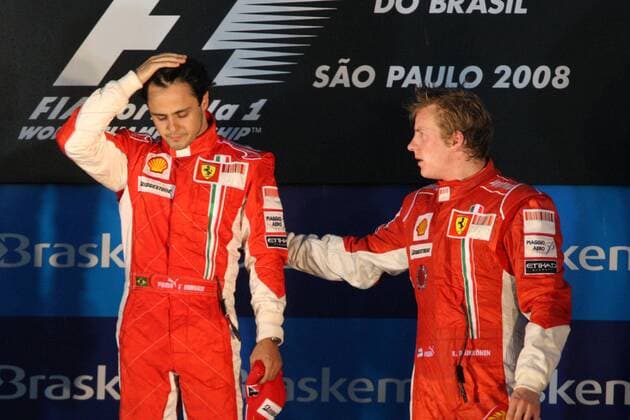 Felipe Massa (Brasilien, li.) wird nach seinem Sieg im GP von Brasilien 2008 von Kimi Räikkönen (Finnland beide Ferrari) getröstet Motorsport Grand Prix Herren Großer Preis von Brasilien 2008, Formel 1 Weltmeisterschaft, F1, F, GP, WM Gruppe Interlagos Sao Paulo Enttäuschung,