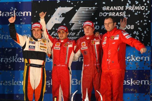 Siegerehrung GP Brasilien 2008, v. li.: Fernando Alonso (Spanien Renault), Sieger Felipe Massa (Brasilien), Kimi Räikkönen (Finnland), Teamchef Stefano Domenicali (Italien alle Ferrari) Motorsport Grand Prix Herren Großer Preis von Brasilien 2008, Formel 1 Weltmeisterschaft, F1, F, GP, WM Gruppe Interlagos Sao Paulo Freude,