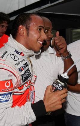 F1 Weltmeister Lewis Hamilton (England McLaren Mercedes) freut sich mit seinem Vater Anthony -  Motorsport Grand Prix Herren Großer Preis von Brasilien 2008, Formel 1 Weltmeisterschaft, F1, F, GP, WM Gruppe Interlagos Sao Paulo Glück, Freude,
