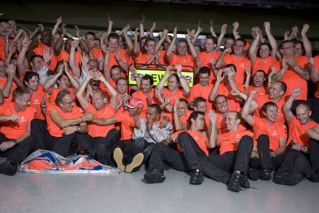 Siegesjubel McLaren Mercedes mit F1 Weltmeister Lewis Hamilton (4. v. li.), seinem Bruder Nicholas (5. v. li.), Teamchef Ron Dennis (3. v. li., alle England), Miteigentümer Massour Ojjeh (Saudi Arabien, 2.v.li.) und Heikki Kovalainen (Finnland, 6. v. li.) Motorsport Grand Prix Herren Großer Preis von Brasilien 2008, Formel 1 Weltmeisterschaft, F1, F, GP, WM Totale Interlagos Sao Paulo Freude, Begeisterung,