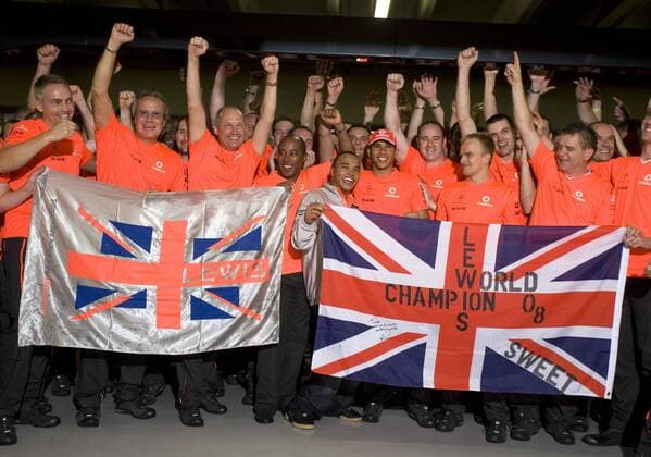 Siegesjubel McLaren Mercedes mit F1 Weltmeister Lewis Hamilton (6. v. li.), seinem Vater Anthony (4. v. li.) und Bruder Nicholas (5. v. li.) sowie Teamchef Ron Dennis (3. v. li., alle England) und Heikki Kovalainen (Finnland, 8. v. li.) Motorsport Grand Prix Herren Großer Preis von Brasilien 2008, Formel 1 Weltmeisterschaft, F1, F, GP, WM Totale Interlagos Sao Paulo Freude, Begeisterung,