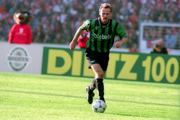 Jörg Neun (Gladbach) am Ball Fußball 1. BL Herren DEUTSCHSPRACHIGE SPORTZEITSCHRIFTEN UND -ZEITUNGEN NUR NACH RÜCKSPRACHE, Saison 1996 1997 Einzelbild Stuttgart Dynamik,