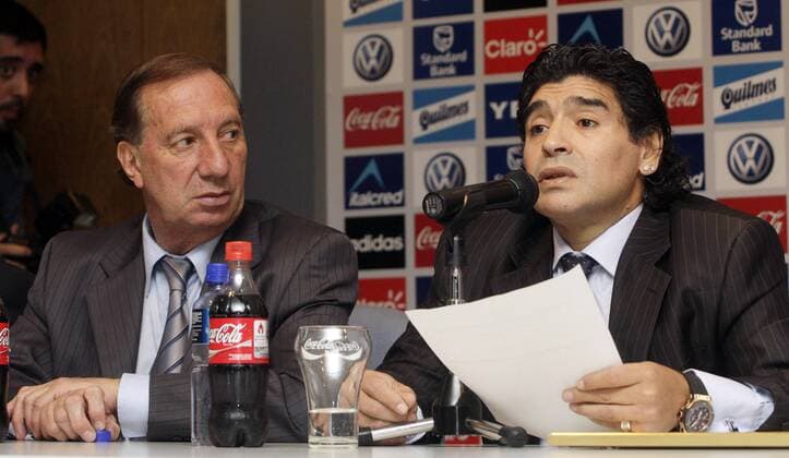 Diego Armando Maradona (re.) und Dr. Carlos Bilardo (beide Argentinien) werden als neuer Nationaltrainer und Co Trainer vorgestellt -  (pan28585) Fußball Herren Nationalmannschaft 2008, Pressekonferenz, Pressetermin Gruppe Buenos Aires