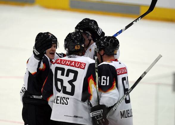 Torjubel Deutschland Eishockey Länderspiel Herren Freundschaftsspiel 2008, Test, Testspiel, Nationalteam, Nationaltrikot Gruppe Köln Begeisterung, Freude,