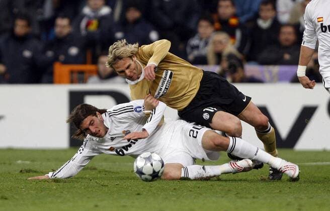 Gonzalo Higuain (Real Madrid, li.) gegen Pavel Nedved (Juventus Turin) -  - NOxONLINExUSE Fußball EC 1 Herren Champions League 2008 2009, Real Madrid CF - Juventus Turin 0:2, Juve Gruppe Madrid Dynamik, Kampf,