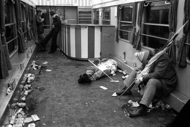 Stuttgarter Fans halten nach der anstrengenden Anreise mit der Bahn ein Nickerchen im Zug Fußball 1. BL Herren Saison 1977 1978, VFB Stuttgart, Fotostory Totale o0 Auswärtsfahrt Hamburg