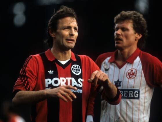Karl Heinz Körbel (Frankfurt, li.) und Reiner Geye (Lautern) Fußball 1. BL Herren DEUTSCHSPRACHIGE SPORTZEITSCHRIFTEN UND -ZEITUNGEN NUR NACH RÜCKSPRACHE 1984 1985 Gruppe Kaiserslautern