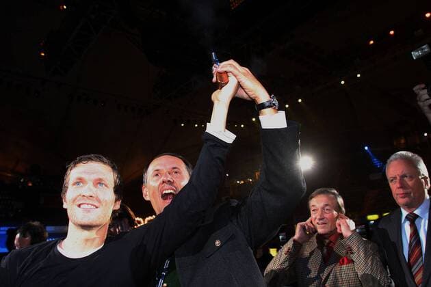 Startschuss zum 45. Münchener Sechstagerennen 2008, v.li.: Benjamin Lauth (TSV 1860 München Deutschland), Geschäftsführer Leo Bauernberger (Salzburgerland), Sportlicher Leiter Sigi Renz und Geschäftsführer Wilfried Spronk (Olympiapark München GmbH) Radsport Herren 45. Münchener Sechstagerennen 2008, Sechstage, Sechs, Sixdays, six days, Gruppe München