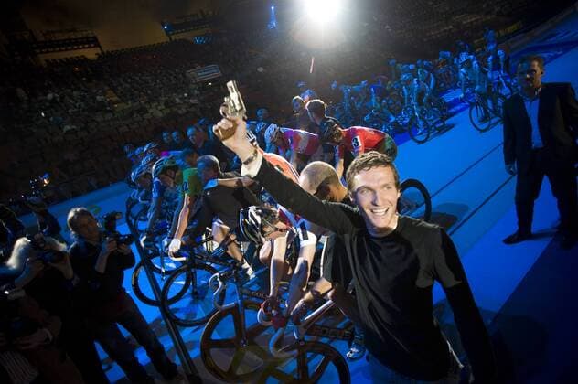 Benjamin Lauth (1860 München) gibt den Startschuss zum 45. Münchener Sechstagerennen Radsport Herren 45. Münchener Sechstagerennen 2008, Sechstage, Sechs, Sixdays, six days Totale München Freude,