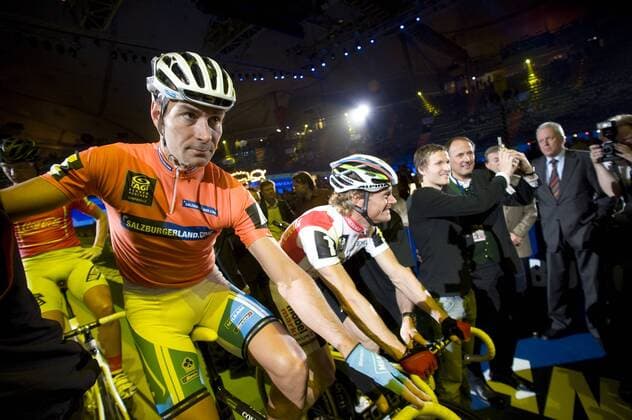 Erik Zabel (Deutschland, li.) und Bruno Risi (Schweiz) am Start, dahinter gibt Benjamin Lauth (1860 München) den Startschuss zum 45. Münchener Sechstagerennen Radsport Herren 45. Münchener Sechstagerennen 2008, Sechstage, Sechs, Sixdays, six days Gruppe München
