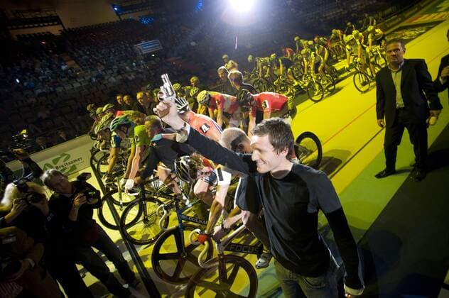 Benjamin Lauth (1860 München) gibt den Startschuss zum 45. Münchener Sechstagerennen Radsport Herren 45. Münchener Sechstagerennen 2008, Sechstage, Sechs, Sixdays, six days Totale München