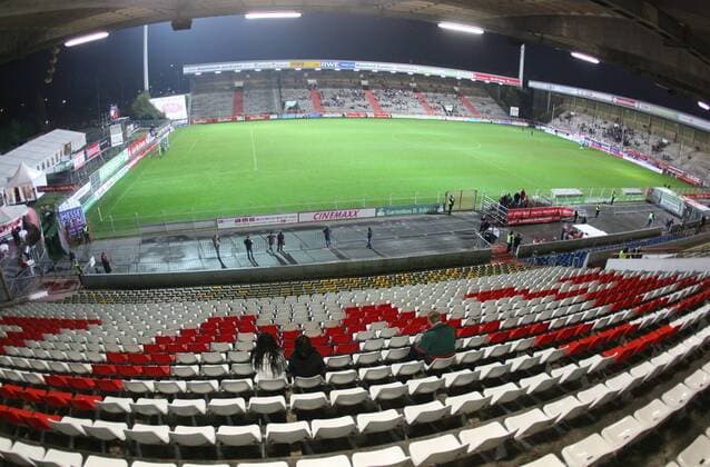 Leere Sitzreihen im Georg Melches Stadion, Heimspielstätte von Rot Weiß Essen Fußball Herren Regionalliga West 2008 2009, Rot Weiß Essen, RWE, RW Totale Georg Melches Stadion Essen Leere,