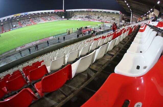 Leere Sitzreihen im Georg Melches Stadion, Heimspielstätte von Rot Weiß Essen Fußball Herren Regionalliga West 2008 2009, Rot Weiß Essen, RWE, RW Totale Georg Melches Stadion Essen Leere,