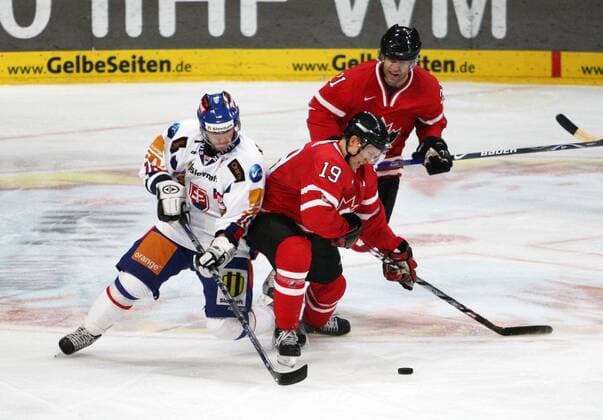 Dusan Pasek (Slowakei, li.) gegen Bryan Adams (Kanada) Eishockey Länderspiel Herren Deutschlandcup 2008, Nationalteam, Nationaltrikot, Kanada o0 DeutschlandCup Gruppe Mannheim Dynamik,