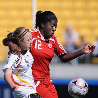 Nkem Ezurike (Kanada U17, re.) gegen Carolin Simon (Deutschland U17) - Fußball Länderspiel Damen U17 WM 2008, U 17 Frauen, Frauenfußball, Jugend, Nachwuchs, Junioren, Juniorinnen, Nationalteam Gruppe Wellington