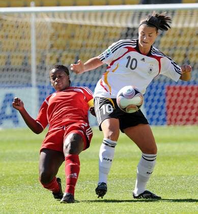 Dzsenifer Marozsan (Deutschland U17, re.) gegen Bryanna McCarthy (Kanada U17) - Fußball Länderspiel Damen U17 WM 2008, U 17 Frauen, Frauenfußball, Jugend, Nachwuchs, Junioren, Juniorinnen, Nationalteam Gruppe Wellington
