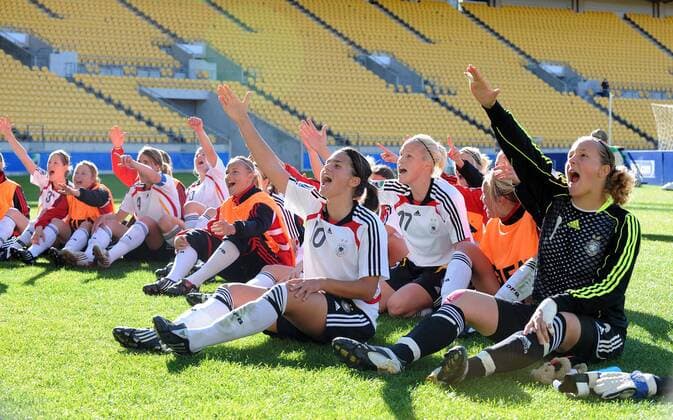 Schlussjubel Deutschland U17 mit Torfrau Anna Sarholz (re.) und Dzsenifer Marozsan - Fußball Länderspiel Damen U17 WM 2008, U 17 Frauen, Frauenfußball, Jugend, Nachwuchs, Junioren, Juniorinnen, Nationalteam Totale Wellington Freude,