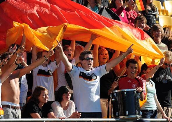 Deutsche Fans mit der Nationalfahne - Fußball Länderspiel Damen U17 WM 2008, U 17 Frauen, Frauenfußball, Jugend, Nachwuchs, Junioren, Juniorinnen, Nationalteam Totale Wellington