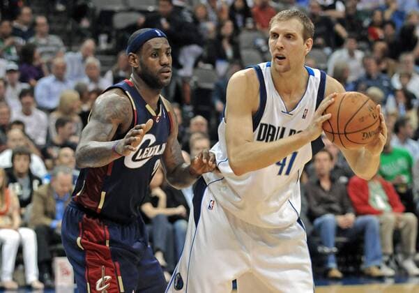 Dirk Nowitzki (Dallas Mavericks, re.) gegen LeBron James (Cleveland Cavaliers) -  Basketball Herren NBA 2008 2009, Dallas Mavericks - Cleveland Cavaliers 81:100 Gruppe Dallas