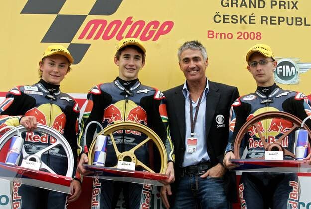 Siegerehrung Red Bull Rookies Cup 2008 in Brünn, v.li.: Sturla Fagerhaug (Norwegen), Sieger Mathew Scholtz (Südafrika), Mick Doohan (Australien) und Matthew Hoyle (Großbritannien alle KTM) -  Motorsport Herren Red Bull Rookies Cup 2008, RedBull, Nachwuchs, Jugend, Junioren, Nachwuchsfahrer Gruppe Brno Brünn
