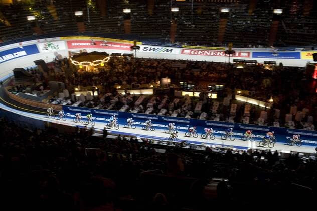 Teilnehmer der 45. Six Days 2008 fahren am Innenraum der Münchner Olympiahalle vorbei Radsport Herren 45. Münchener Sechstagerennen, Rad, Halle, Indoor, Sechstage, Sechs Tage, Six Days, Rennen, 6 Totale Impressionen München