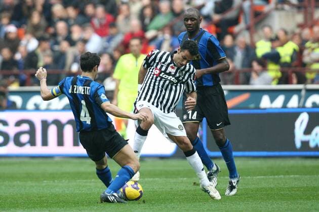 Fabio Quagliarella (Udine, Mitte) gegen Javier Zanetti (li.) und Patrick Vieira (beider Inter Mailand) -  Fußball Herren Serie A 2008 2009, 1. Italienische Liga, FC Internazionale Mailand - Udinese Calcio Gruppe Mailand Dynamik,