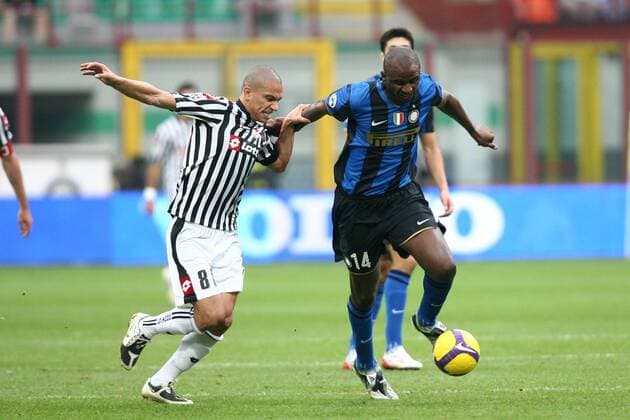 Gökhan Inler (Udine, li.) gegen Patrick Vieira (Inter Mailand) -  Fußball Herren Serie A 2008 2009, 1. Italienische Liga, FC Internazionale Mailand - Udinese Calcio Gruppe Mailand Dynamik, Kampf,