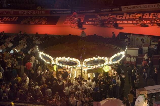 Zuschauer im Innenraum der Münchner Olympiahalle an einer Bierbar während der 45. Six Days 2008 Radsport Herren 45. Münchener Sechstagerennen, Rad, Halle, Indoor, Sechstage, Sechs Tage, Six Days, Rennen, 6 Totale Impressionen München