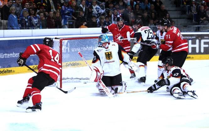 Norm Milley (Kanada, li.) trifft gegen Torwart Dimitri Pätzold (Deutschland) zum 1:0 Eishockey Länderspiel Herren Deutschlandcup 2008, Deutschlandcup, Nationalteam, Nationaltrikot, Gruppe Mannheim