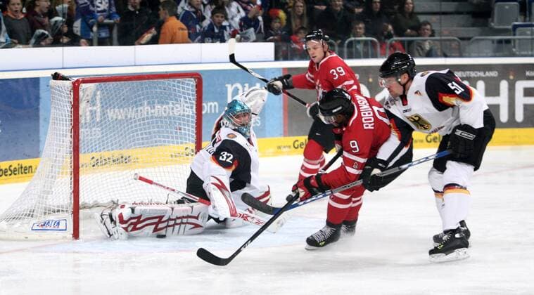Nathan Robinson (Kanada, Mitte) scheitert an Torwart Dimitri Pätzold und Patrick Hager (beide Deutschland) Eishockey Länderspiel Herren Deutschlandcup 2008, Deutschlandcup, Nationalteam, Nationaltrikot, Gruppe Mannheim