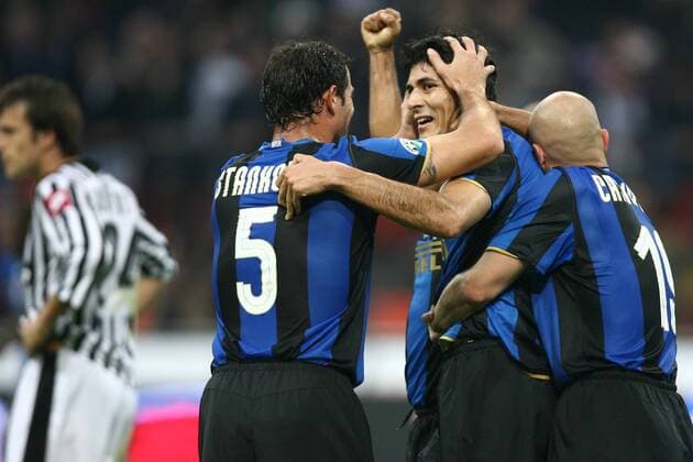 Torjubel Inter Mailand: Dejan Stankovic (li.) und Julio Cruz (Mitte) -  Fußball Herren Serie A 2008 2009, 1. Liga, FC Internazionale Gruppe Mailand Freude,