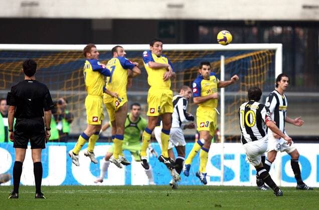 Alessandro del Piero (Juventus Turin, 2.v.re.) trifft per Freistoß zum 0:1 -  Fußball Herren Serie A 2008 2009, 1. Liga, Chievo Verona - Juventus Turin, Juve Totale Verona