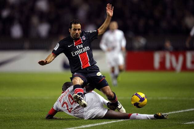 Ludovic Giuly (Paris St. Germain, vorn) gegen Rio Antonio Mavuba (Lille) -  Fußball Herren Ligue 1 2008 2009, 1. Französische Liga, Paris St. Germain - OSC Lille , PSG 1:0 Gruppe Paris Dynamik,