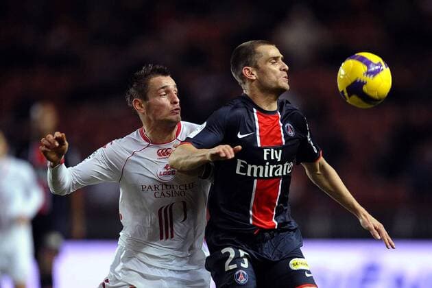 Mathieu Debuchy (Lille, li.) gegen Jerome Rothen (Paris St. Germain) -  Fußball Herren Ligue 1 2008 2009, 1. Französische Liga, Paris St. Germain - OSC Lille , PSG 1:0 Gruppe Paris Dynamik,