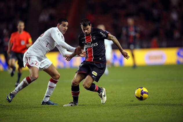 Adil Rami (Lille, li.) gegen Mateja Kezman (Paris St. Germain) -  Fußball Herren Ligue 1 2008 2009, 1. Französische Liga, Paris St. Germain - OSC Lille 1:0, PSG Gruppe Paris Dynamik,